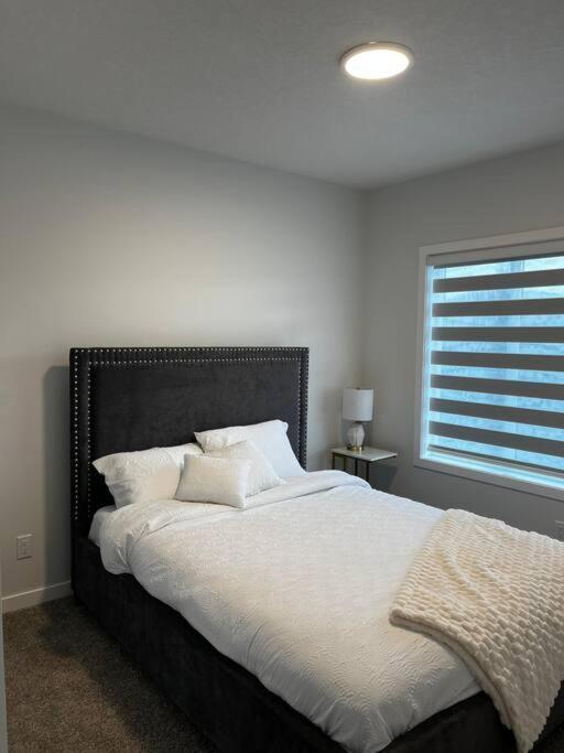 Brand New - Home Away From Home In Nw YYC Kültér fotó