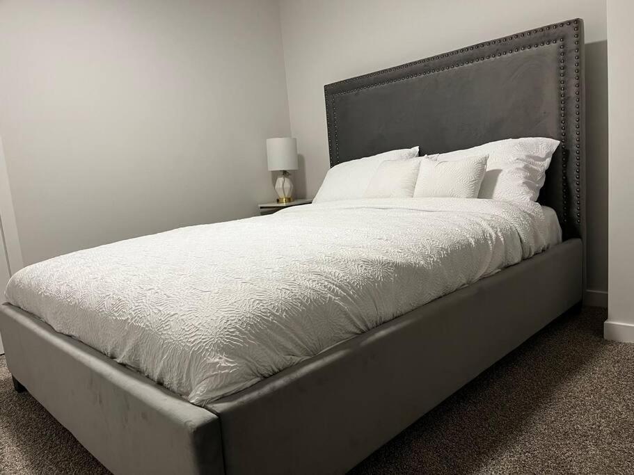 Brand New - Home Away From Home In Nw YYC Kültér fotó